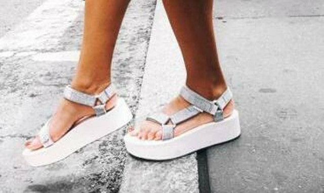 Δεν φαντάζεσαι ποια σανδάλια φοράνε οι πιο στιλάτες γυναίκες! Εσύ θα τα φόραγες;