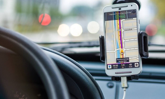 Οι κίνδυνοι όταν φορτίζεις το κινητό σου τηλέφωνο στο αυτοκίνητο