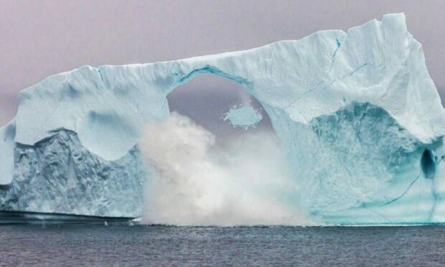 Η συγκλονιστική στιγμή που το πελώριο παγόβουνο γκρεμίζεται σαν χάρτινος πύργος!