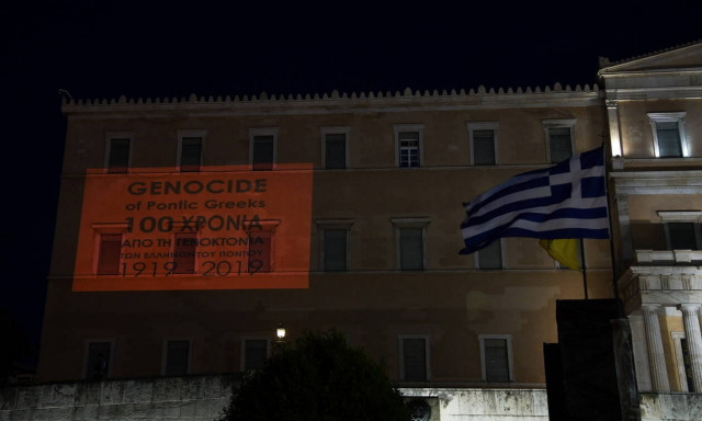 Γενοκτονία των Ποντίων: Με κόκκινο και μαύρο φωτίστηκε η Βουλή - Κορυφώθηκαν οι εκδηλώσεις μνήμης