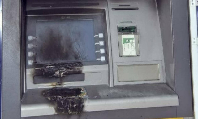 Στις φλόγες τέσσερα ΑΤΜ σε Ζωγράφου και Γλυφάδα