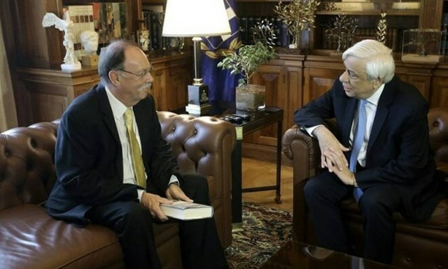 Ο Παυλόπουλος υποδέχθηκε στο Προεδρικό Μέγαρο τον καθηγητή Nεοελληνικής Ιστορίας Roderick Beaton