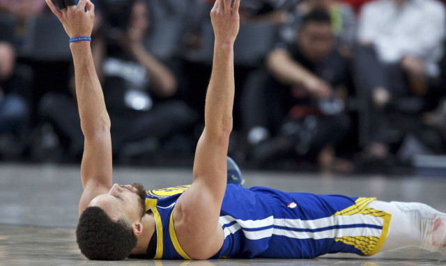 Με «υπογραφή» Κάρι «σφραγίζουν» το εισιτήριο για τους τελικούς οι Γουόριορς