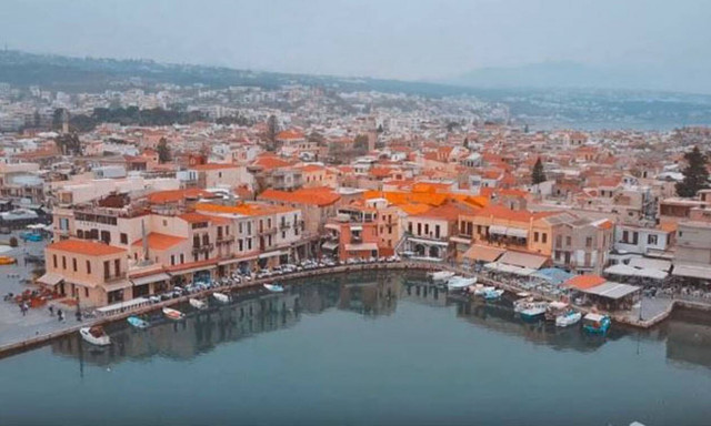 Drone βιντεάρα μας ταξιδεύει από την ενδοχώρα στη παλιά πόλη του Ρεθύμνου
