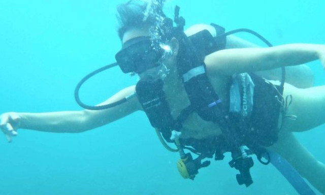 Φτιάχνει φούσκα, μπαίνει μέσα της και μας αφήνει… άφωνους!