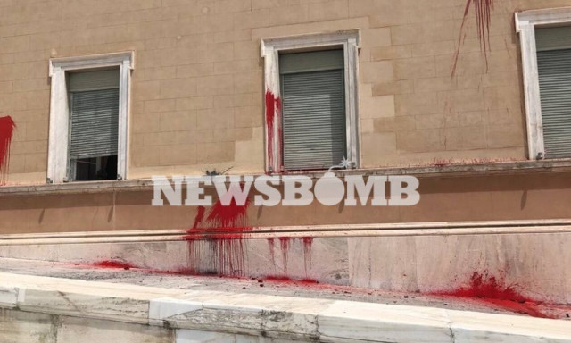 Επίθεση με μπογιές στη Βουλή (pics)
