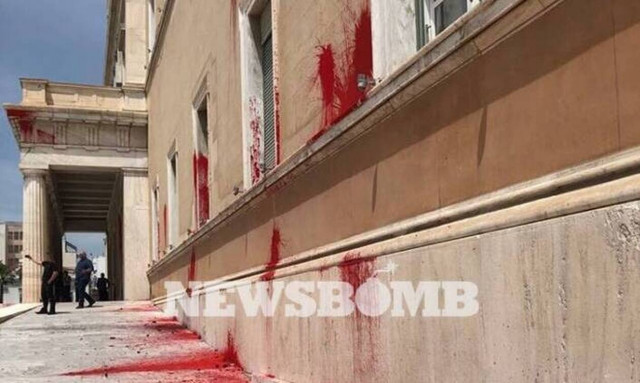 Καταδρομική επίθεση του Ρουβίκωνα στη Βουλή - Πέταξαν μπογιές και καπνογόνα (pics)