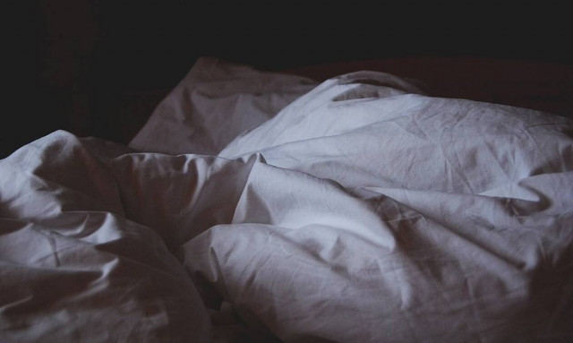 Έπιασε το σύζυγό της στο κρεβάτι με τη θεία του – Δεν φαντάζεστε τη συνέχεια!