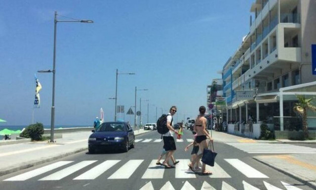 Η πόλη της Ελλάδας όπου οι οδηγοί σταματούν ΠΑΝΤΑ στις διαβάσεις! 