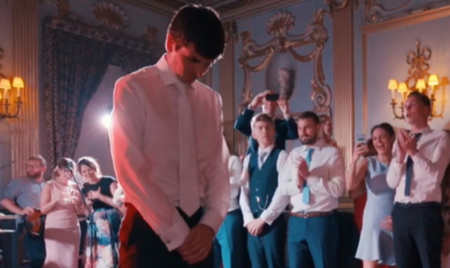 Δείτε τι έκανε ο γαμπρός και άφησε όλους τους καλεσμένους άφωνους (pics)