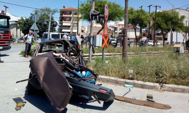 Λάρισα: Σύγκρουση τρένου με Ι.Χ. αυτοκίνητο - Ένας τραυματίας - Δείτε τις φωτογραφίες