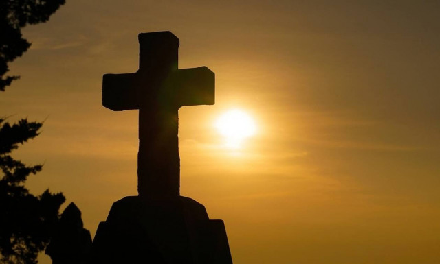 Το μεγαλείο ψυχής του ιερέα που έχασε το επτάχρονο παιδί του από το φονικό «έθιμο» των βεγγαλικών