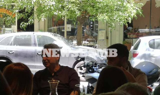 Για κρασί και μεζέδες στο Παγκράτι ο Κυριάκος Μητσοτάκης με τους δημοσιογράφους  