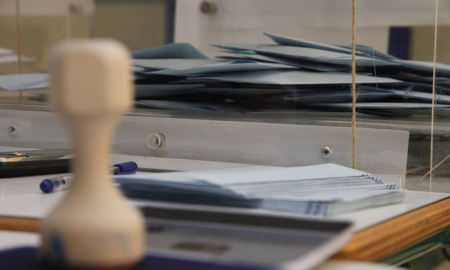 Εκλογές 2019: Μέλος εφορευτικής, θηλάζει και αλλάζει το μωρό μέσα στο εκλογικό τμήμα!