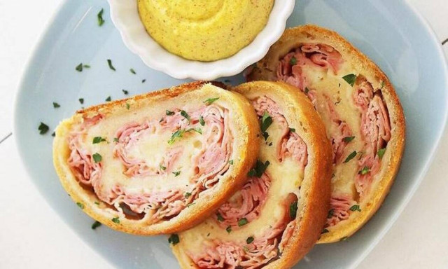 Από εδώ και πέρα αντί για τοστ, θα φτιάχνουμε αυτό το ρολό ζαμπόν-τυρί