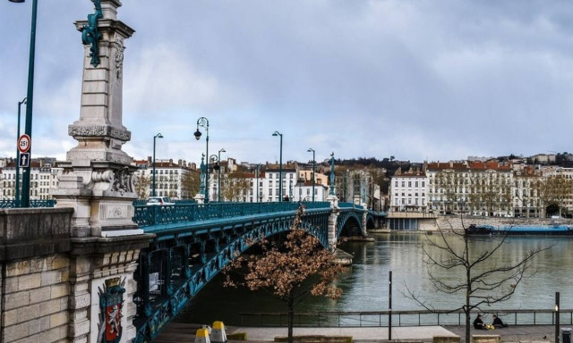 Γαλλία: Συνελήφθη ένας ύποπτος για την έκρηξη του παγιδευμένου δέματος στη Λυόν