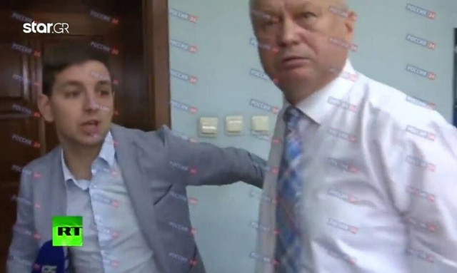 Ρώσος αξιωματούχος ξυλοφορτώνει δημοσιογράφο που του έκανε «άβολη» ερώτηση (vid)