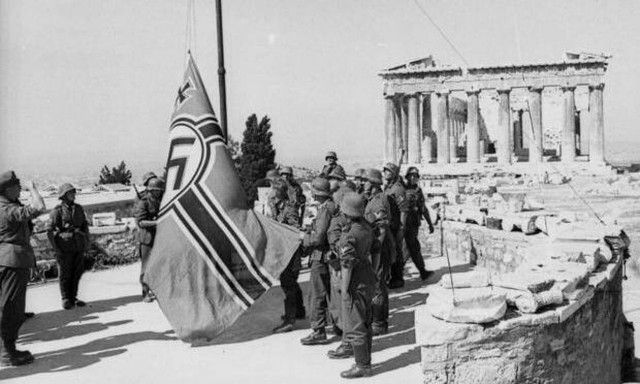 Σαν σήμερα το 1941 Γλέζος και Σάντας κατεβάζουν την γερμανική σημαία από την Ακρόπολη