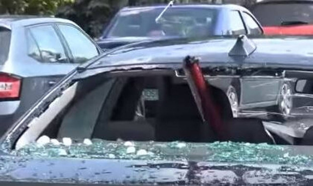 Απίστευτες εικόνες στη Ρουμανία: Χαλάζι σε μέγεθος αυγού διέλυσε αυτοκίνητα (vids)