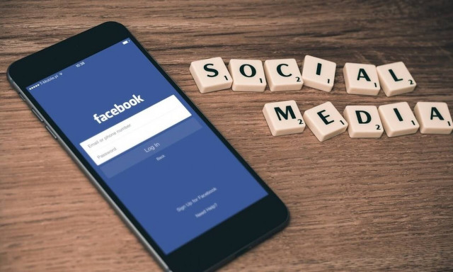 «Έπεσε» το Facebook