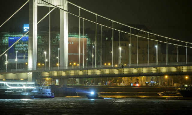 Θρίλερ στα νερά του Δούναβη: 7 νεκροί από ανατροπή τουριστικού πλοίου – Αγνοούνται 19 άτομα