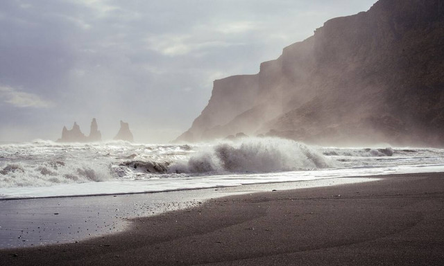 Τα είδαν όλα! Έκαναν βόλτα στην παραλία και ανακάλυψαν μία... βόμβα - Η αλήθεια τούς ΣΟΚΑΡΕ