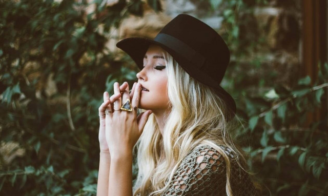 Τι παράξενο συμβαίνει με αυτή την εικόνα; Γιατί οι υποψήφιες βασίλισσες ομορφιάς είναι όλες ίδιες;