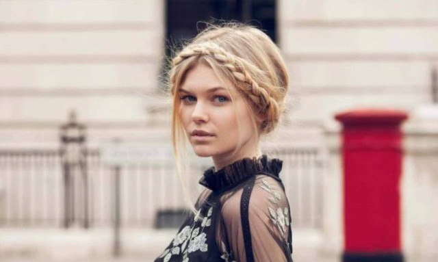 Σου δείχνουμε πώς να φτιάξεις σε 5 βήματα το πιο ρομαντικό χτένισμα του καλοκαιριού