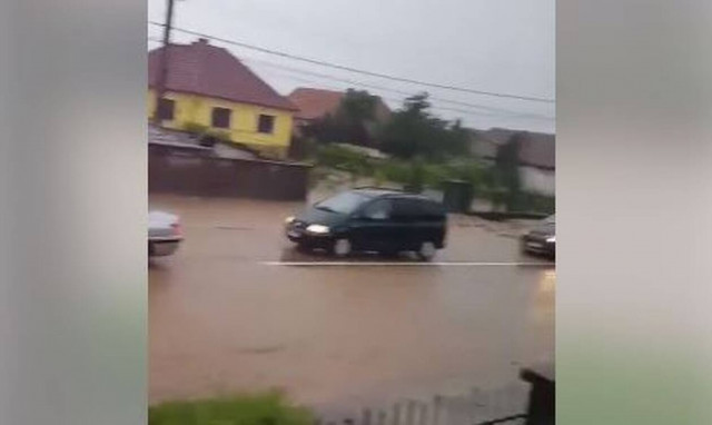Σαρωτικές πλημμύρες στη Ρουμανία - Κάτοικοι ανέβηκαν στις στέγες των σπιτών τους (vids)