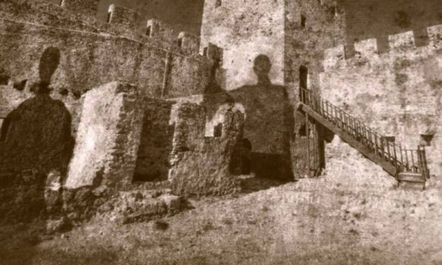 Δροσουλίτες: Ένας μύθος που ζωντανεύει στο Φραγκοκάστελο της Κρήτης κάθε χρόνο τέτοια εποχή