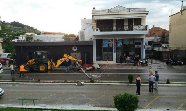 Διδυμότειχο: Ξαφνική καταιγίδα παρέσυρε στέγη, έριξε κολόνα φωτισμού και έσπασε δέντρα (vid&pic)