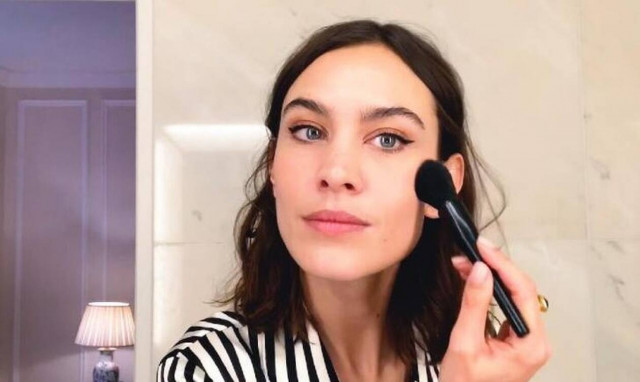 Alexa Chung: Μας δείχνει βήμα βήμα το άψογο cat - eye look