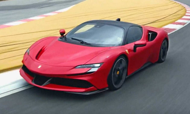 Η SF90 Stradale είναι η νέα υβριδική υπερ- Ferrari που μπορεί να κινηθεί και καθαρά ηλεκτρικά