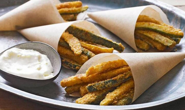 Πεντανόστιμη συνταγή για μπαστουνάκια κολοκυθιού στο φούρνο