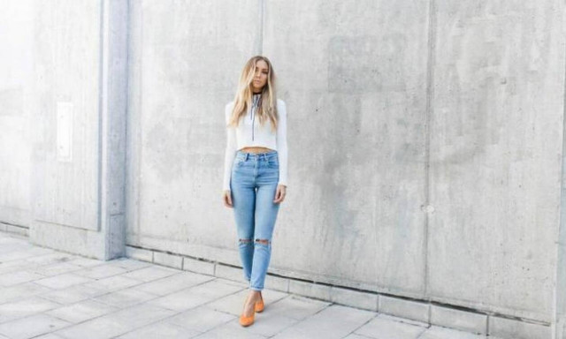 Αυτό το τζιν επιστρέφει από τη δεκαετία του 90 στη μόδα αυτό το καλοκαίρι