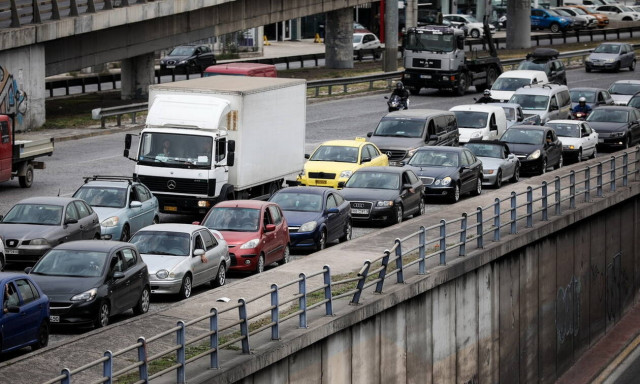 Κυκλοφοριακό χάος στην Παραλιακή - Ουρές χιλιομέτρων και ταλαιπωρία