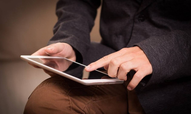 Δεν θα πιστέψετε τι κρυβόταν σε θήκη του iPad – Τον δάγκωσε και έπαθε λύσσα (pics)