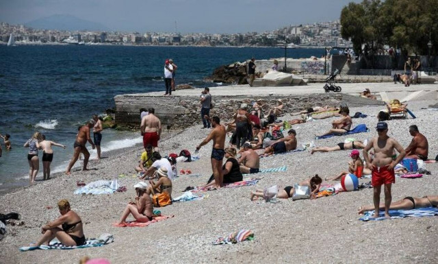 Εκλογές 2019: Ψήφο στην παραλία - Οι Αθηναίοι προτίμησαν τις βουτιές (pics)