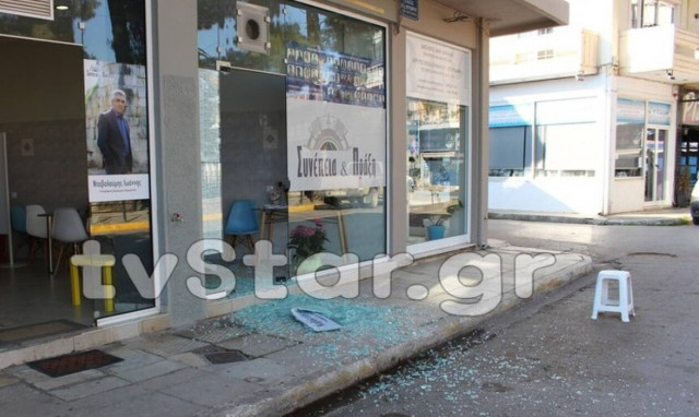 Γυαλιά καρφιά εκλογικό κέντρο υποψηφίου δημάρχου - Δείτε που συνέβη