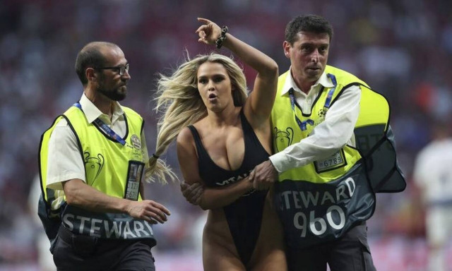 Champions League: Τo Instagram διέγραψε την sexy εισβολέα! (pics)