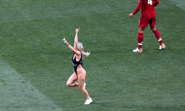 Kinsey Wolanski: Αυτή είναι η ξανθιά καλλονή που εισέβαλε στον τελικό του Champions League (pics)