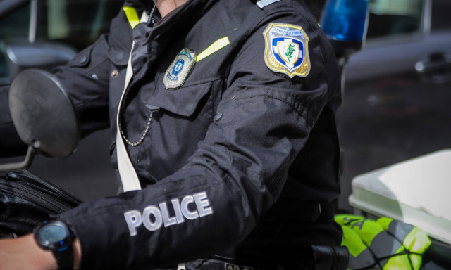 Κινηματογραφική καταδίωξη: Τράκαρε σταθμευμένα αυτοκίνητα και κρύφτηκε σε φρεάτιο