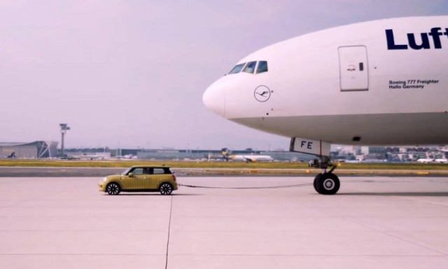 Μπορεί ένα ηλεκτρικό Mini να τραβήξει ένα Boeing;