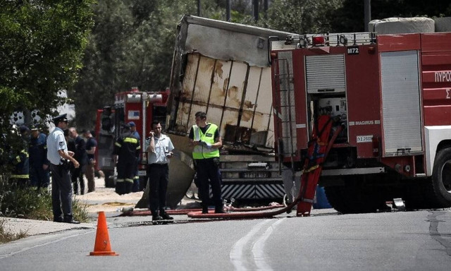 Σοβαρό τροχαίο στη Λαυρίου - Μετωπική βυτιοφόρου με αυτοκίνητο