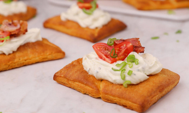 Η συνταγή της ημέρας: Ταρτάκια με μπέικον και ντοματίνια