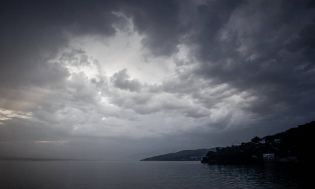 «Φθινοπωρινός» ο καιρός της Δευτέρας με βροχές και ισχυρές καταιγίδες σε πολλές περιοχές (pics)