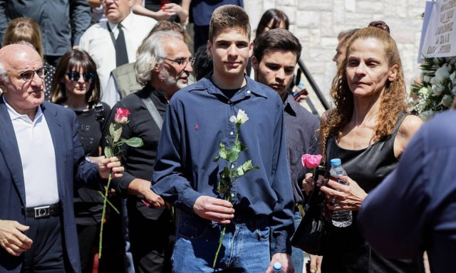 Κηδεία Ευριπιώτη: Συντετριμμένη η οικογένειά του στο τελευταίο «αντίο» (pics)
