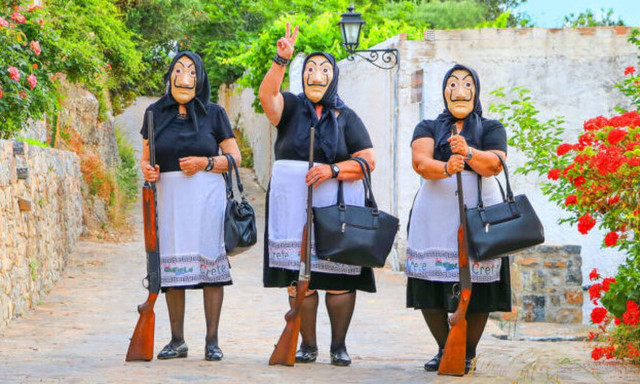 Οι γιαγιάδες από την Κρήτη ξαναχτυπούν με την «Τέλεια νοθεία»