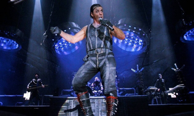 Δείτε τι έκανε τραγουδιστής σε συναυλία - Άφωνοι όσοι το αντιλήφθηκαν (pics)