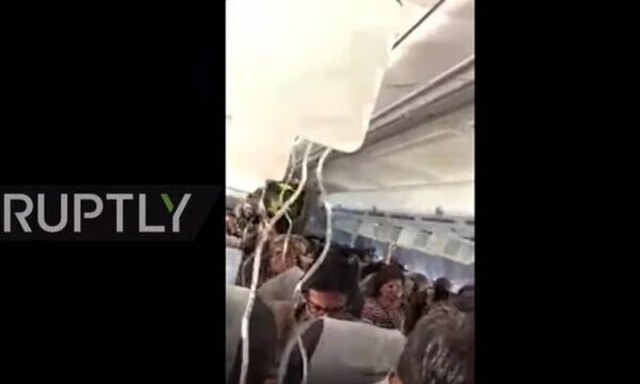 «Θρίλερ» στον αέρα: Αναγκαστική προσγείωση αεροσκάφους στη Μόσχα (vid)